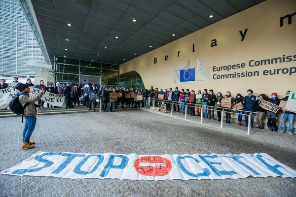 Διαμαρτυρία κατά της εμπορικής συμφωνίας CETA έξω από την Κομισιόν