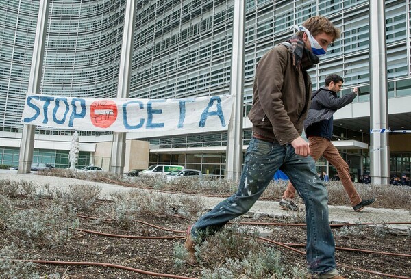 Διαμαρτυρία κατά της εμπορικής συμφωνίας CETA έξω από την Κομισιόν