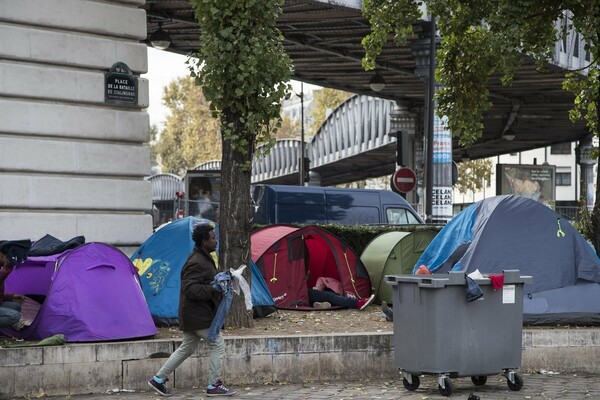 Νέα "ζούγκλα" του Καλαί στους δρόμους του Παρισιού- Αυτοσχέδιοι καταυλισμοί από πρόσφυγες με σκηνές και χαρτόκουτα