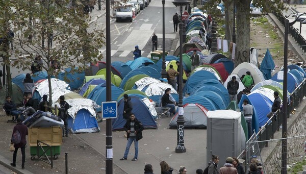 Νέα "ζούγκλα" του Καλαί στους δρόμους του Παρισιού- Αυτοσχέδιοι καταυλισμοί από πρόσφυγες με σκηνές και χαρτόκουτα