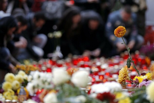 Ρουμανία: Ένας χρόνος από την φονική πυρκαγιά σε κλαμπ- Σιωπηλή διαμαρτυρία έκαναν χιλιάδες πολίτες στους δρόμους