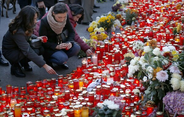 Ρουμανία: Ένας χρόνος από την φονική πυρκαγιά σε κλαμπ- Σιωπηλή διαμαρτυρία έκαναν χιλιάδες πολίτες στους δρόμους