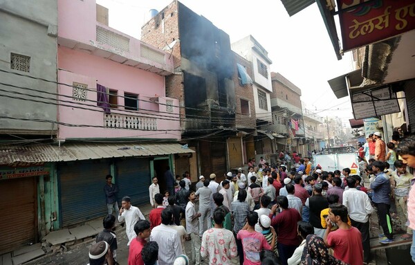 Ινδία: Τουλάχιστον 13 εργάτες κάηκαν ζωντανοί ενώ κοιμούνταν μέσα σε εργοστάσιο