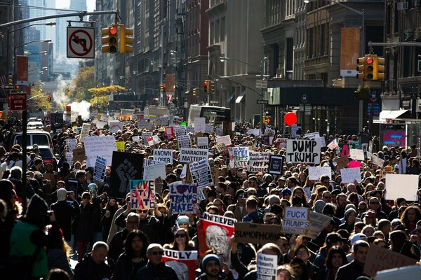 Χιλιάδες Αμερικανοί στους δρόμους κατά της εκλογής του Ντόναλντ Τραμπ