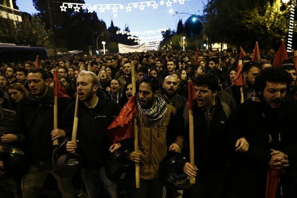 Σε εξέλιξη η πορεία για το Πολυτεχνείο - Ισχυρές αστυνομικές δυνάμεις στο κέντρο