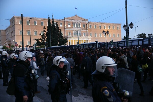 Σε εξέλιξη η πορεία για το Πολυτεχνείο - Ισχυρές αστυνομικές δυνάμεις στο κέντρο