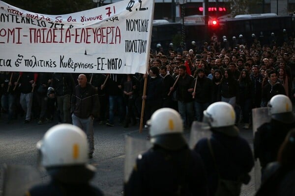 Σε εξέλιξη η πορεία για το Πολυτεχνείο - Ισχυρές αστυνομικές δυνάμεις στο κέντρο