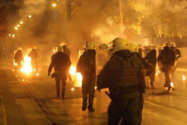 Θεσσαλονίκη: Δύο προσαγωγές- Φωτογραφίες από τα επεισόδια για το Πολυτεχνείο