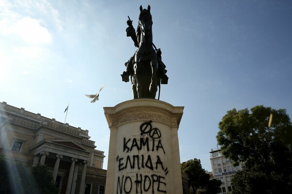 Καθαρό ξανά το βανδαλισμένο άγαλμα του Κολοκοτρώνη στην Παλιά Βουλή