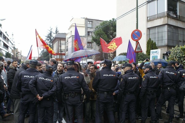 Ο θάνατος του Φιντέλ Κάστρο «δίχασε» τους Ισπανούς: Πολίτες στη Μαδρίτη διαδήλωσαν υπέρ και κατά του ηγέτη