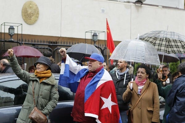 Ο θάνατος του Φιντέλ Κάστρο «δίχασε» τους Ισπανούς: Πολίτες στη Μαδρίτη διαδήλωσαν υπέρ και κατά του ηγέτη