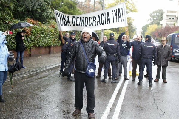 Ο θάνατος του Φιντέλ Κάστρο «δίχασε» τους Ισπανούς: Πολίτες στη Μαδρίτη διαδήλωσαν υπέρ και κατά του ηγέτη