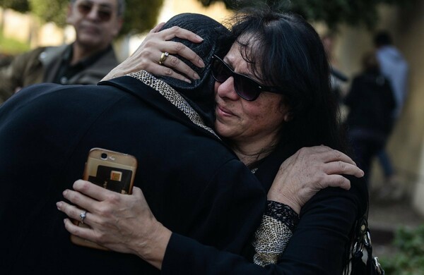 Τριήμερο πένθος στην Αίγυπτο μετά την πολύνεκρη βομβιστική επίθεση κοντά στην έδρα της Κοπτικής Εκκλησίας