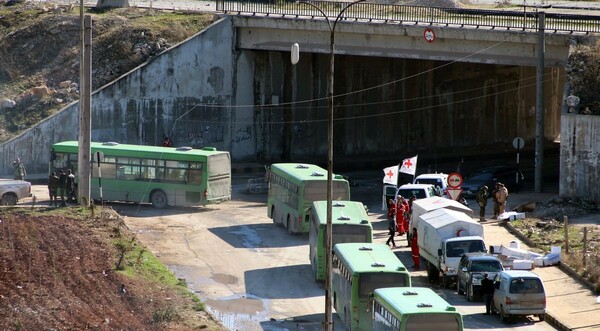 Χιλιάδες άνθρωποι στα κομβόι που έφυγαν σήμερα από το Χαλέπι