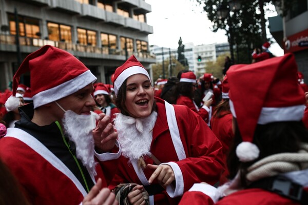 Παρέες, οικογένειες και σκύλοι κατέκλυσαν το κέντρο της Αθήνας ντυμένοι Αϊ Βασίληδες- δρομείς