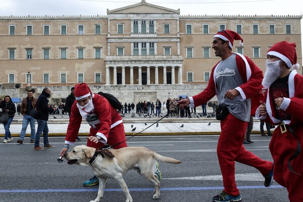 Παρέες, οικογένειες και σκύλοι κατέκλυσαν το κέντρο της Αθήνας ντυμένοι Αϊ Βασίληδες- δρομείς