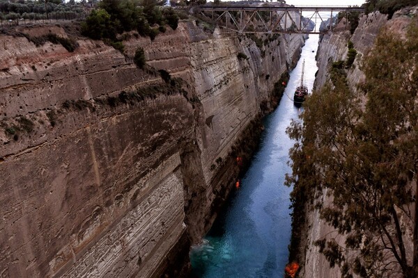 Φωτογραφίες από την κατολίσθηση στον Ισθμό της Κορίνθου