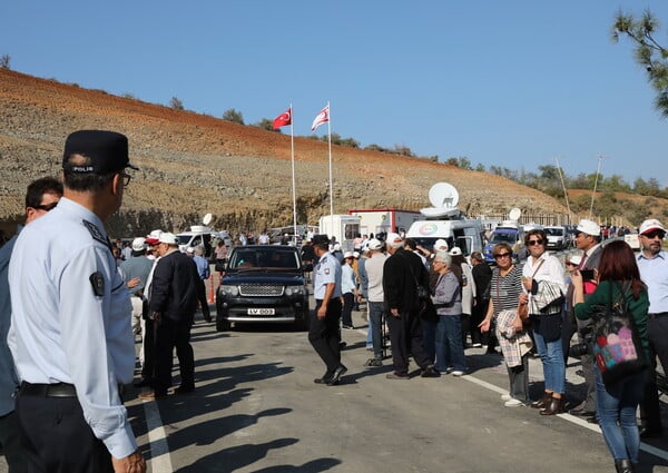 Ιστορική ημέρα στην Κύπρο: Άνοιξε το οδόφραγμα της Δερύνειας μετά από 44 χρόνια