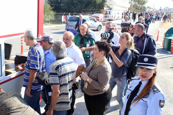 Ιστορική ημέρα στην Κύπρο: Άνοιξε το οδόφραγμα της Δερύνειας μετά από 44 χρόνια