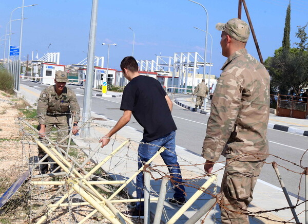 Ιστορική ημέρα στην Κύπρο: Άνοιξε το οδόφραγμα της Δερύνειας μετά από 44 χρόνια