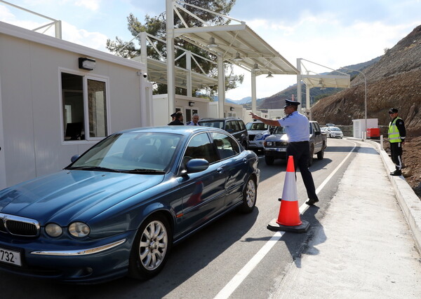 Ιστορική ημέρα στην Κύπρο: Άνοιξε το οδόφραγμα της Δερύνειας μετά από 44 χρόνια