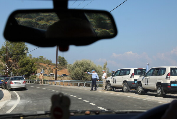 Ιστορική ημέρα στην Κύπρο: Άνοιξε το οδόφραγμα της Δερύνειας μετά από 44 χρόνια