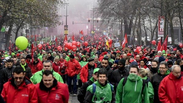 Επεισόδια στις Βρυξέλλες- Χιλιάδες δημόσιοι υπάλληλοι στους δρόμους για τις αναρρωτικές άδειες