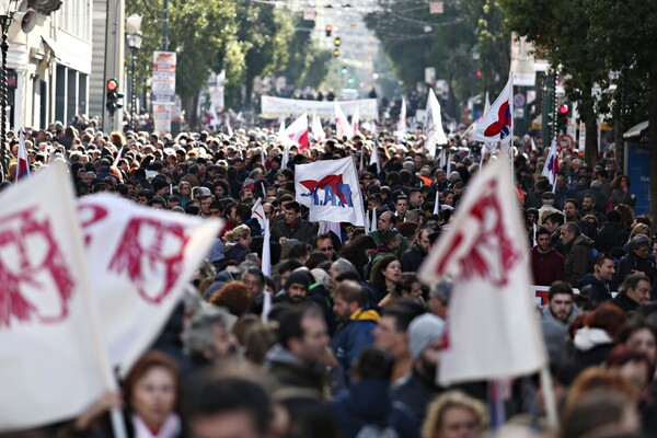 Χιλιάδες διαδηλωτές στο Σύνταγμα - Συνεχίζονται οι πορείες με το κέντρο να παραμένει κλειστό