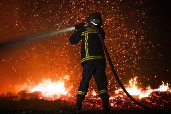 Πυροσβέστης απανθρακώθηκε εν ώρα υπηρεσίας- Πάτησε γυμνό καλώδιο της ΔΕΗ