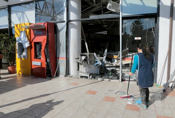 Έκρηξη σε ΑΤΜ στην Γλυφάδα- Έκαψαν κλεμμένο όχημα για να μην αφήσουν ίχνη