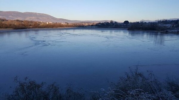 Πάγωσε το ποτάμι στους Κήπους Ζαγορίου και η λίμνη στο μουσείο Βρέλλη