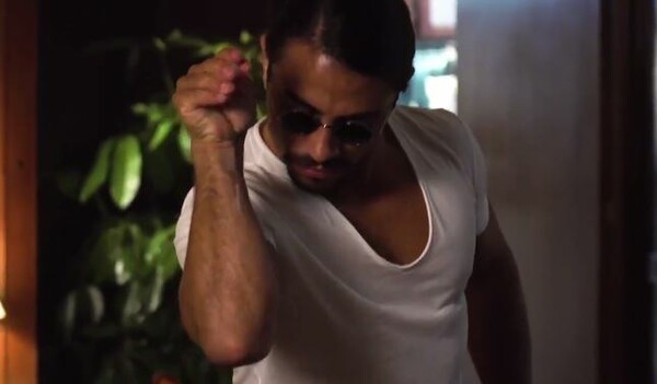 Ο Salt Bae έριξε αλάτι και στην μπριζόλα του Narcos