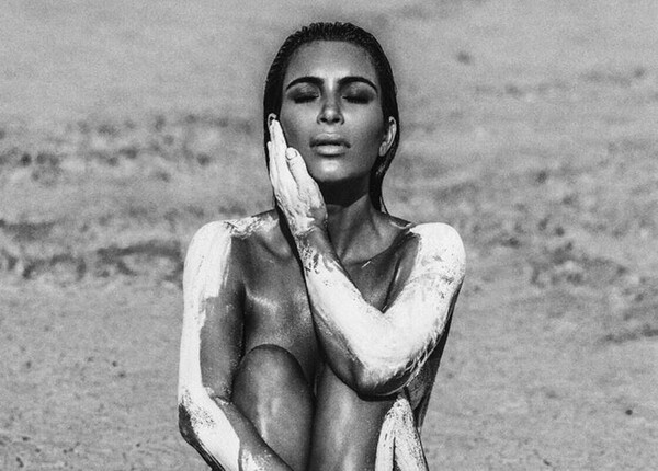 H Kim Kardashian τερματίζει το photoshop με γυμνή φωτογράφιση στην έρημο για να "γιορτάσει" το σώμα της