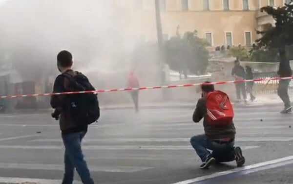 Ένταση στο μαθητικό συλλαλητήριο στο Σύνταγμα - Επεισόδια, χημικά και μολότοφ