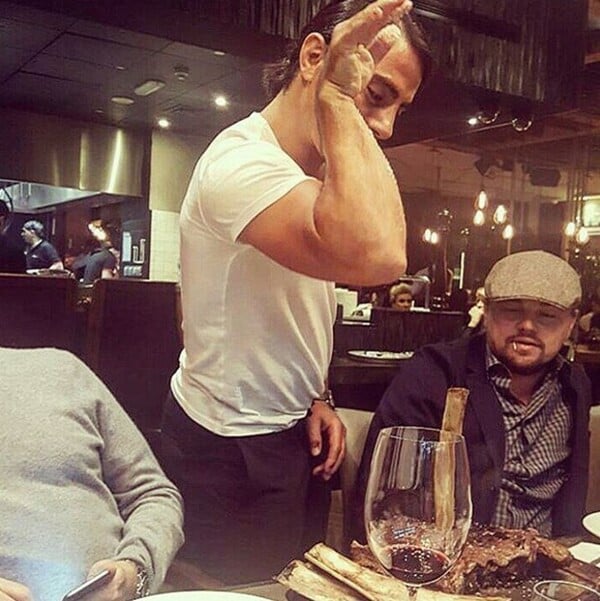 Ο Salt Bae έριξε αλάτι και στην μπριζόλα του Narcos