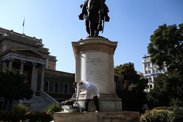 Καθαρό ξανά το βανδαλισμένο άγαλμα του Κολοκοτρώνη στην Παλιά Βουλή