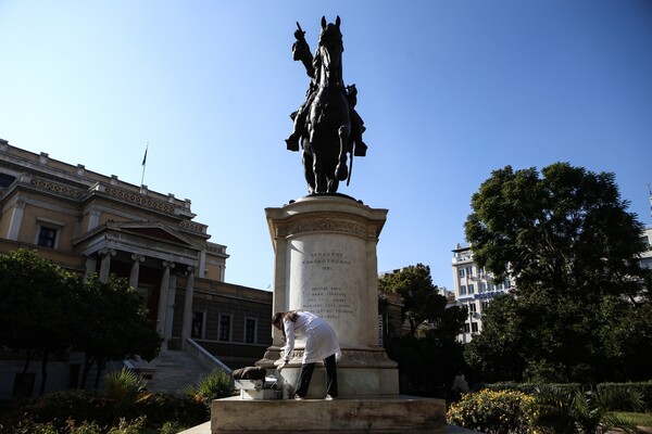 Καθαρό ξανά το βανδαλισμένο άγαλμα του Κολοκοτρώνη στην Παλιά Βουλή