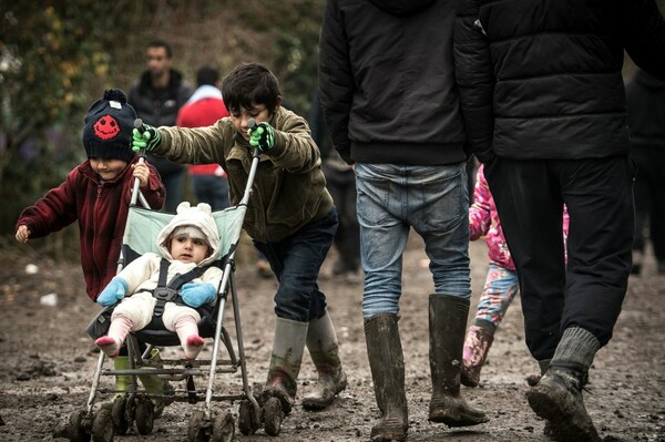 Save the Children: Φοβερή η κατάσταση για τα παιδιά στη "ζούγκλα" του Καλαί