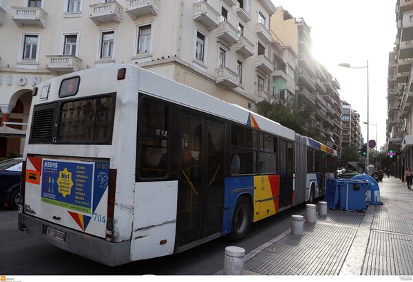 Λεωφορείο του ΟΑΣΘ έπεσε πάνω σε σταθμευμένα αυτοκίνητα