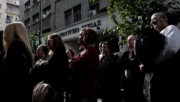 «Ολονύχτια» παράσταση διαμαρτυρίας νοσηλευτών