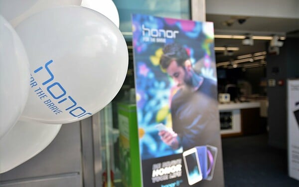 Το καινούργιο smartphone brand Honor παρουσιάστηκε στο Πλαίσιο