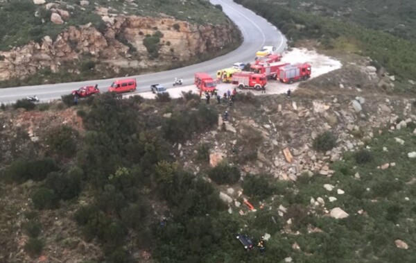 Η πυροσβεστική απεγκλώβισε οδηγό που έπεσε σε γκρεμό στην Πεντέλη