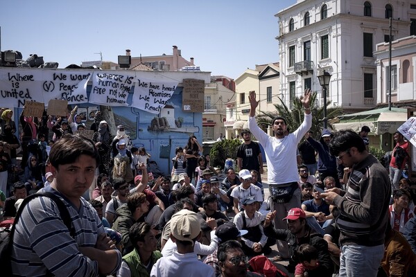 Κακουργηματικού χαρακτήρα αδικήματα για τους 26 που επιτέθηκαν σε πρόσφυγες στην Μυτιλήνη