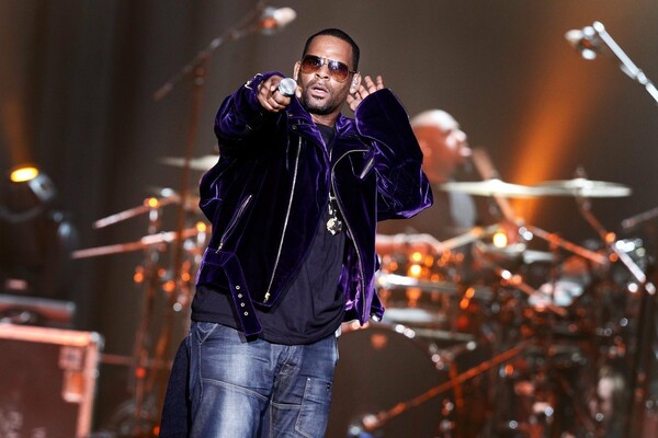 Η πρώην σύζυγος του R Kelly τον κατηγορεί για κακοποίηση