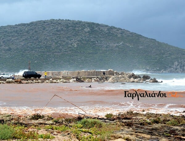 Όλη η χώρα σε συναγερμό και κάποιοι στη Μεσσηνία κάνουν σερφ (ΦΩΤΟΓΡΑΦΙΕΣ & ΒΙΝΤΕΟ)