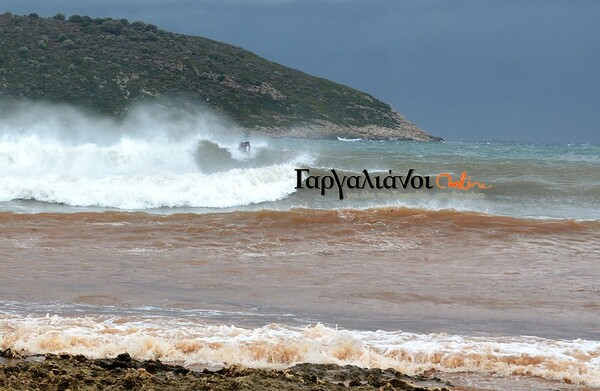 Όλη η χώρα σε συναγερμό και κάποιοι στη Μεσσηνία κάνουν σερφ (ΦΩΤΟΓΡΑΦΙΕΣ & ΒΙΝΤΕΟ)