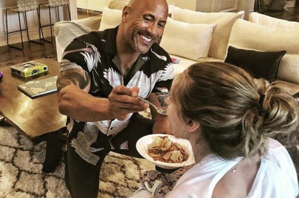 Ο «The Rock» ταΐζει την σύντροφό του ενώ εκείνη θηλάζει και γίνεται (ξανά) παράδειγμα προς μίμηση