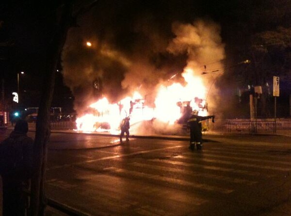 Άγνωστοι έβαλαν φωτιά σε τρία τρόλεϊ έξω από το Πολυτεχνείο