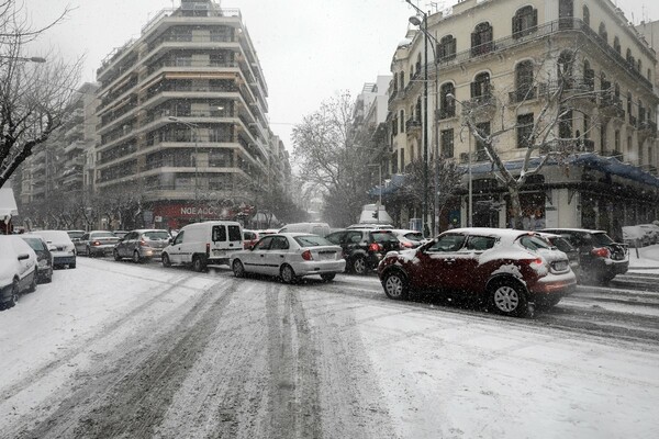 Χάος στη Θεσσαλονίκη από τον χιονιά - Προβλήματα με τις αλατιέρες και τις υδροφόρες