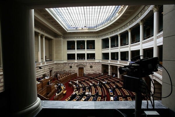 Βουλή: Ψηφίστηκε η ρύθμιση για την τρίμηνη παράταση για τις δηλώσεις «πόθεν έσχες»